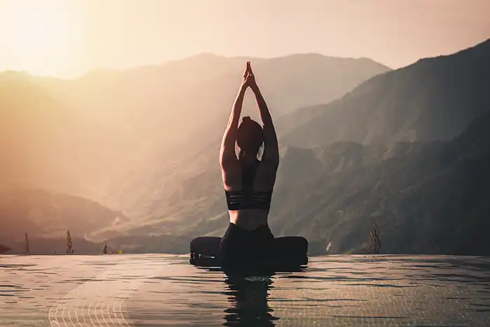 Femme avec une postion de yoga